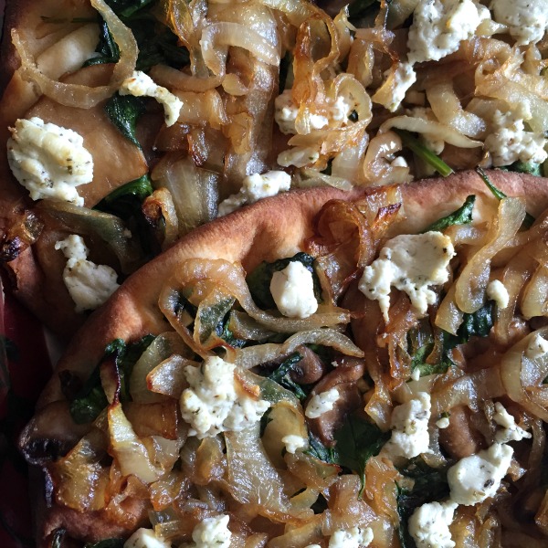  Caramelized Onion Naan Pizza With Spinach, Mushrooms, and Goat Cheese is the perfect flavor-packed vegetarian pizza recipe for your next Meatless Monday!