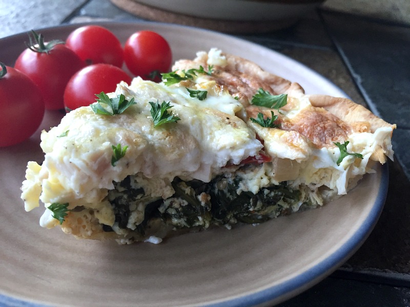 This flavorful Caprese quiche with chicken & spinach tastes like a farewell to summer.