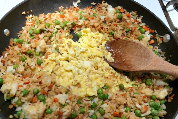 scramble eggs in rice