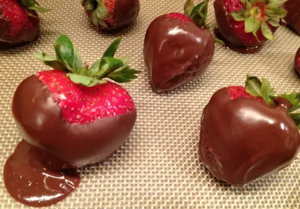 chocolate-covered-strawberries-on-cookie-sheet