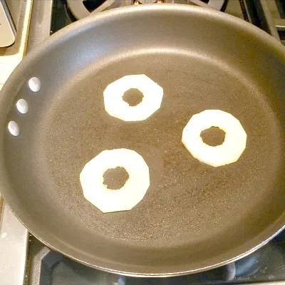 rings in pan