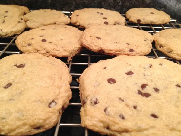 gluten-free-cookies-on-rack