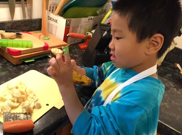 kid peeling bananas