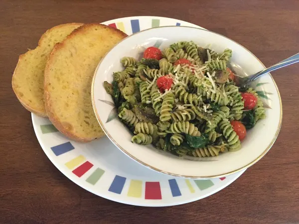 parsley-pesto-pasta-with-toast-2