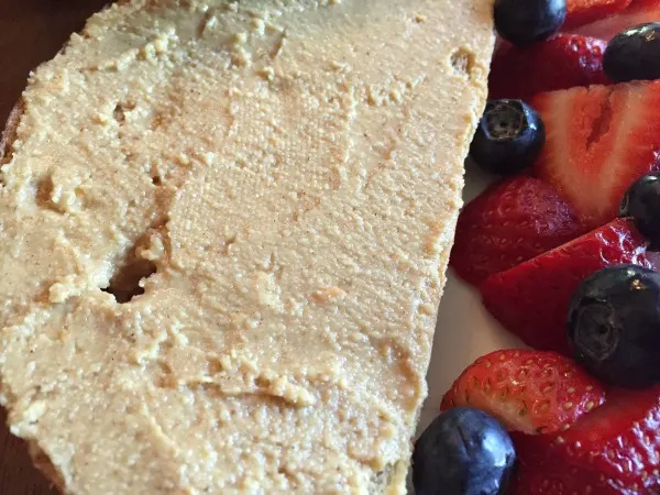 peanut-butter-toast-and-berries