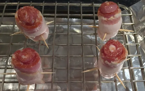 place-bacon-roses-on-rack