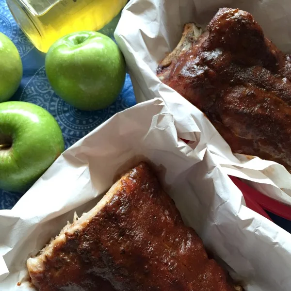 cooked ribs with apples