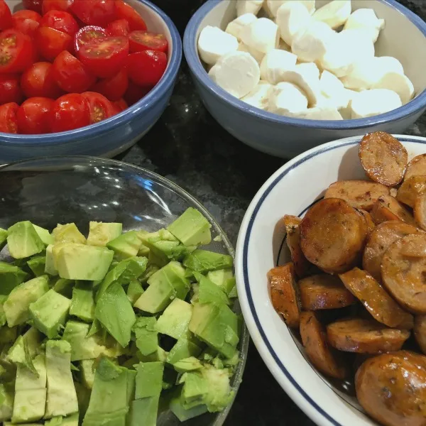 tomato mozzarella salad toppings