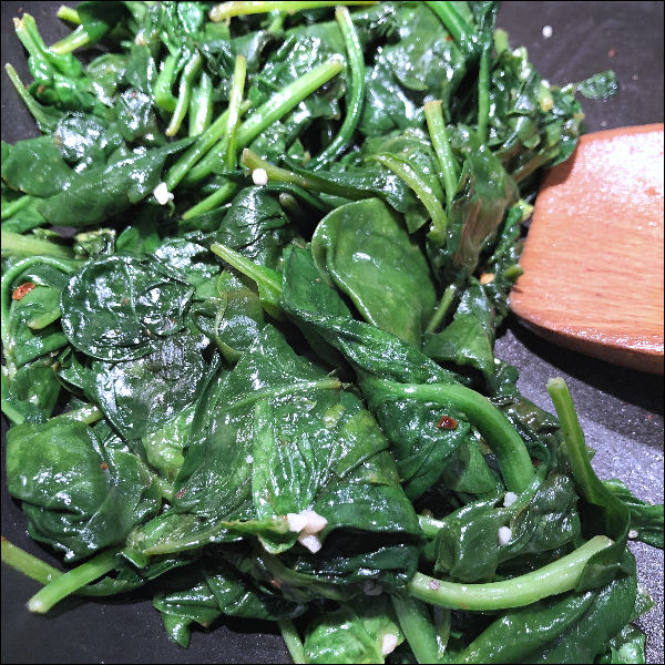 pan of sauteed spinach