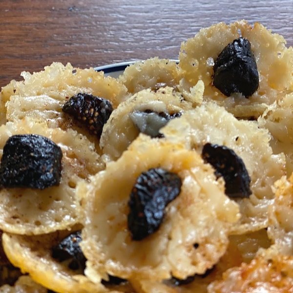 Cheese & fig crisps, a two ingredient ALDI recipe