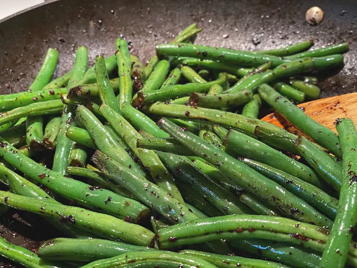 garlic soy green beans in the frying pan