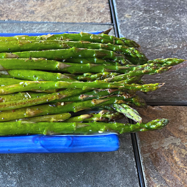 asparagus with everything bagel seasoning, roasted in the oven
