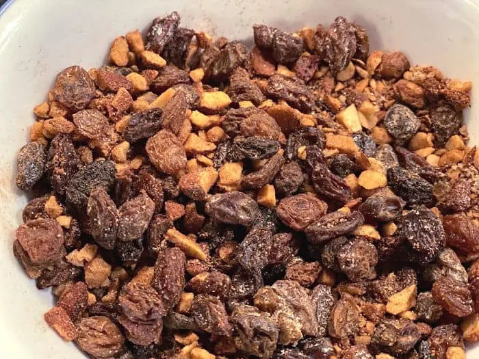 mix cinnamon sugar raisins and almonds in a bowl