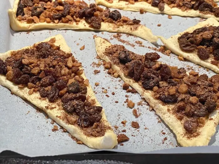 fill the dough with nuts and raisins