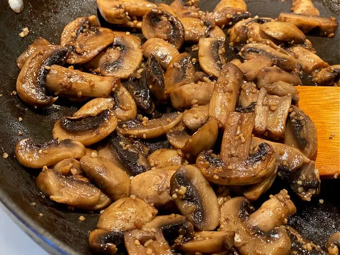 garlic soy mushrooms in the skillet