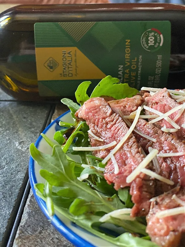 Steak salad with arugula 