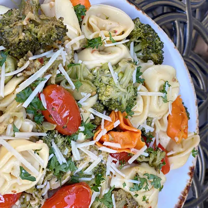 Cheese tortellini with broccoli and tomatoes