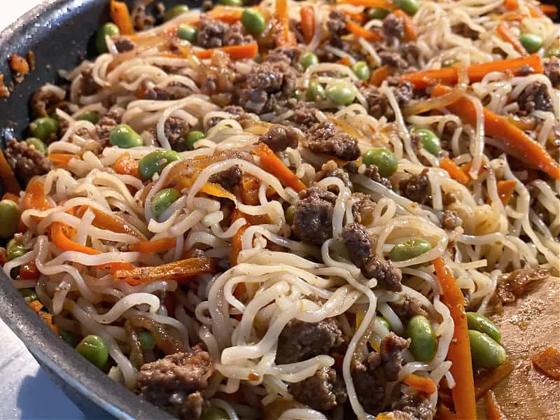 ramen stir fry in the skillet