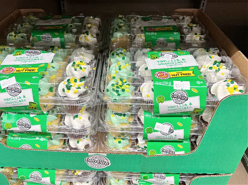 st. patrick's day mini cupcakes are vanilla and chocolate