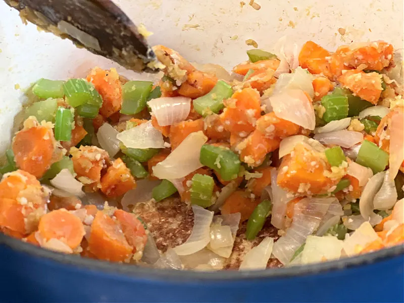 coat the vegetables with flour in the pot